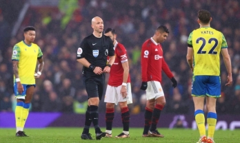 Trọng tài trận MU vs Nottingham Forest bất ngờ nhận chỉ trích từ cả hai đội