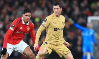 Barca đang thua, Lewandowski thẳng tay dùng cùi chỏ với Fati trên sân