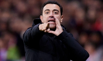 Mắc sai lầm 'quá nghiệp dư', HLV Xavi 'ôm hận' rời Old Trafford