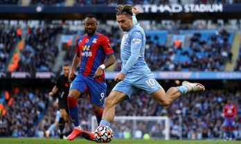 Đội chủ nhà 'giúp sức', Man City tiếp tục cuộc đua vô địch