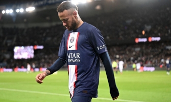 Neymar lập cột mốc thế kỷ tại PSG trước khi bị đuổi vì ăn vạ