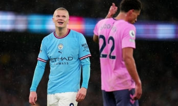 Haaland lại nổ súng, Man City vẫn bị gieo sầu vì siêu phẩm khó đỡ