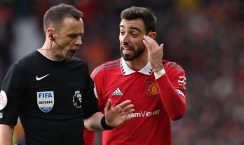 VAR gây tranh cãi trong trận MU thắng Man City