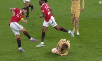 Bruno Fernandes chơi xấu với De Jong, fan MU được dịp hả hê