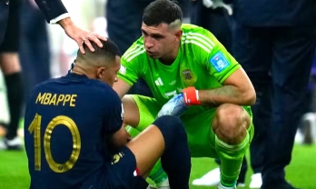 Thủ môn hay nhất thế giới tiết lộ hội thoại trước khi chế nhạo Mbappe