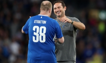 CĐV đặc biệt được Lampard tung vào sân để đá penalty