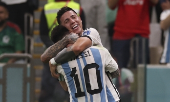 Đồng đội viết tâm thư đầy xúc động cầu xin Messi không từ giã ĐTQG