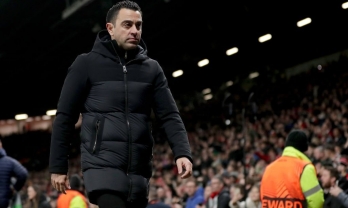 Bại trận, HLV Xavi tìm bằng được hai cầu thủ MU để làm cho ra nhẽ