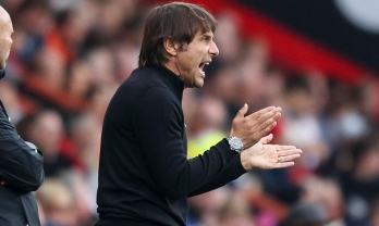 Cay cú vì bị la ó, HLV Conte 'làm điều khó tin' với CĐV Tottenham