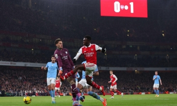 Trọng tài thêm một lần gây tranh cãi trong trận đấu Arsenal vs Man City