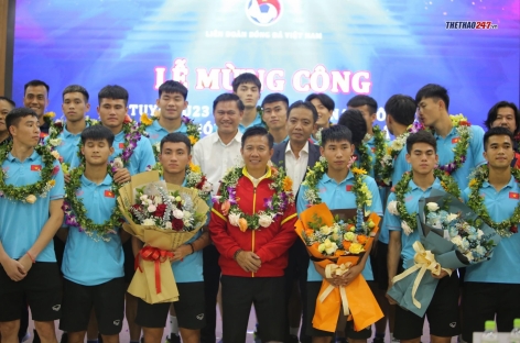 VIDEO: U23 Việt Nam rạng rỡ trong lễ mừng công chức vô địch