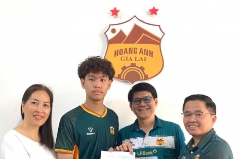 Việt kiều Thái Lan cao 1m87 cập bến đại gia V-League