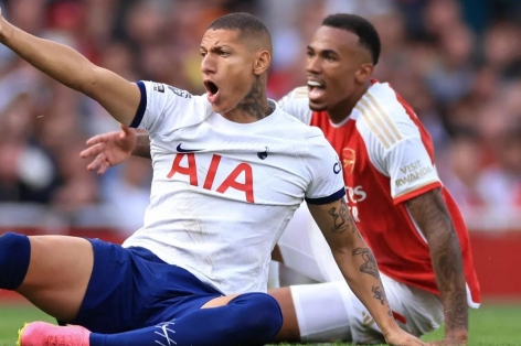 Bị 'cà khịa', sao Arsenal đáp trả lại màn cà khịa cực gắt