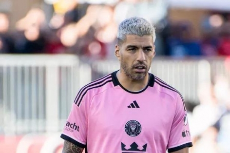 Luis Suarez nhận án phạt cực nặng vì hành động phi thể thao