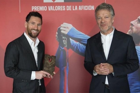 Messi xúc động khi được fan Barca tôn vinh