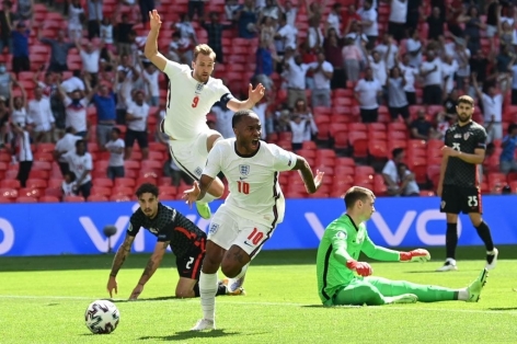 Sterling chạy chỗ đỉnh cao, trừng phạt hàng thủ Croatia