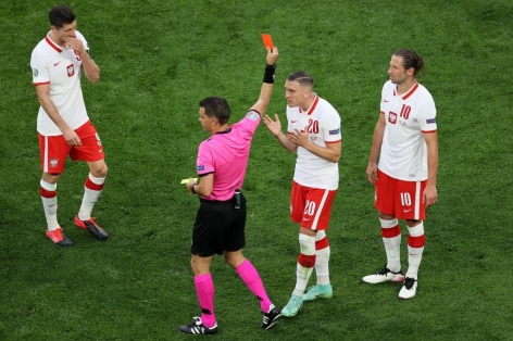 Lão tướng Ba Lan phạm lỗi, nhận thẻ đỏ đầu tiên tại Euro 2021