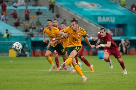 Sút penalty lên trời, Bale đi vào lịch sử Euro sau 21 năm