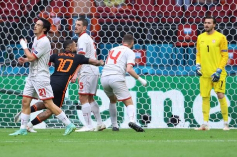 Depay đệm bóng chuẩn xác mở tỷ số cho Hà Lan trước Bắc Macedonia