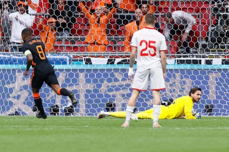 Depay chạy chỗ đỉnh cao, tạo điều kiện để Wijnaldum lập cú đúp vào lưới Bắc Macedonia