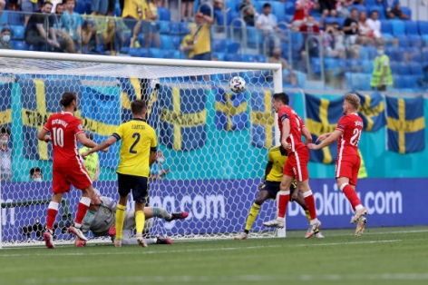 Lewandowski hai lần liên tiếp đánh đầu dội xà ngang Thụy Điển