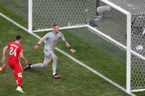 Lewandowski lập cú đúp, ghi bàn gỡ hòa cho Ba Lan