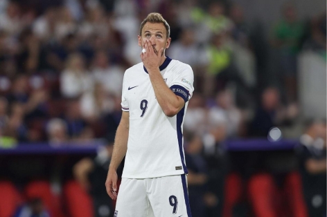 Harry Kane lãnh mưa gạch đá khi phỏng vấn sau trận