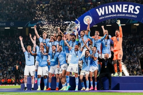 NHM Man City vỡ òa sau cú ăn 3, khen Lukaku 'phòng ngự xuất sắc'