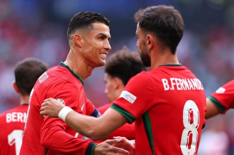 Cựu HLV ĐT Anh: 'Các cầu thủ Bồ Đào Nha đang phải gánh Ronaldo'