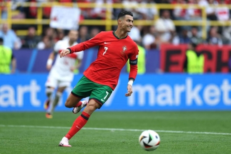Ronaldo thể hiện tinh thần đồng đội tuyệt vời với Bruno Fernandes