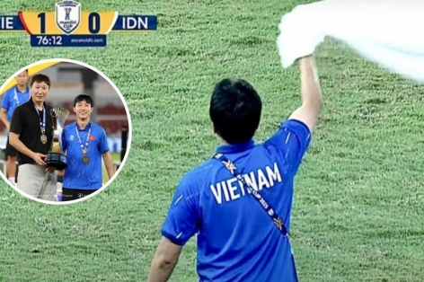 Hé lộ chiến thuật vẫy khăn trắng của trợ lý U23 Việt Nam trước Indonesia