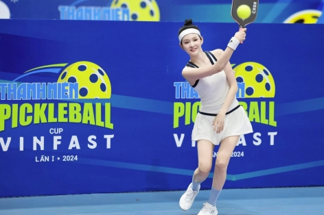 Ca sĩ Hiền Hồ gây bão mạng khi đánh pickleball lúc 23h30