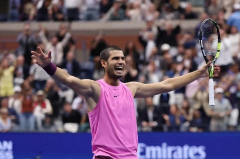 Alcaraz 'chung mâm' huyền thoại sau chức vô địch US Open 2025
