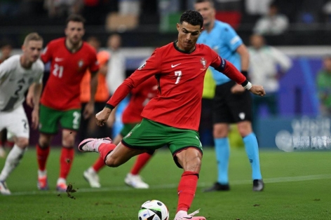 Ronaldo thiết lập cột mốc chỉ hai người có thể 'đụng hàng'
