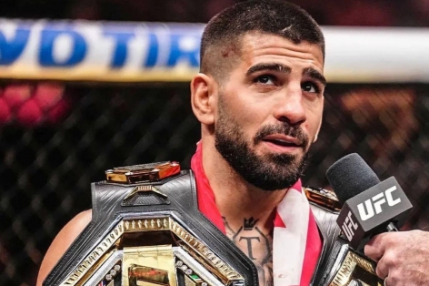 Ru ngủ Charles Oliveira, Ilia Topuria trở thành tân vương hạng nhẹ UFC