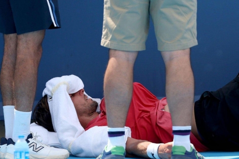 Sao tennis đổ gục xuống sân, bỏ cuộc ở Cincinnati