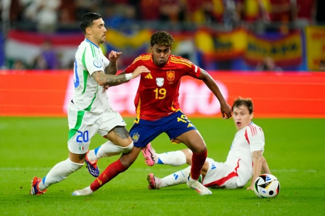 Ở tuổi 16, Yamal khiến hậu vệ Ý phải khổ sở tại Euro 2024