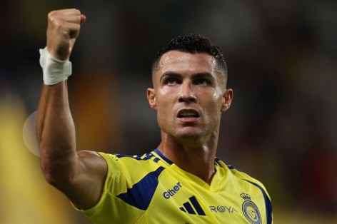 Không thể ngừng ghi bàn, Ronaldo nhận 'điểm 10' tuyệt đối ở tuổi 40
