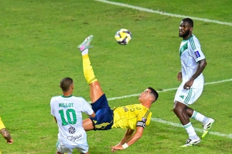Ronaldo khiến CĐV Ả Rập cạn lời với siêu phẩm móc bóng