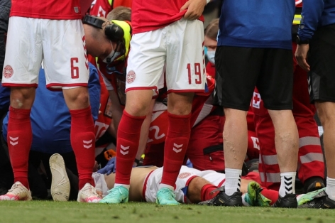 SỐC: Eriksen đổ gục trên sân khiến NHM chứng kiến lạnh người