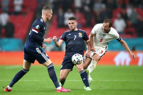 Cú sút đầu tiên của Harry Kane trước Scotland