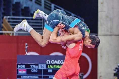 Đô vật tung đòn cực ảo đánh gục đối thủ, gây chấn động Olympic 2021
