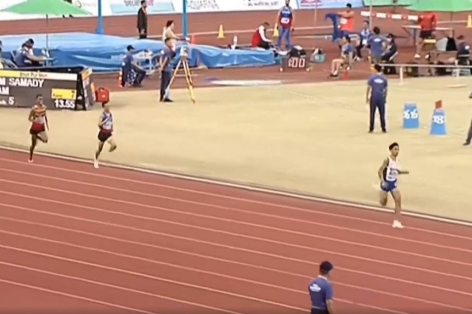 VIDEO: Văn Lai vừa chạy vừa ngoái nhìn đối thủ khi về đích