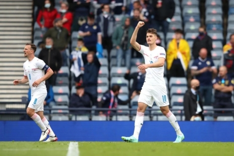 Video bàn thắng Scotland 0-2 CH Séc: Mãn nhãn với siêu phẩm của Schick