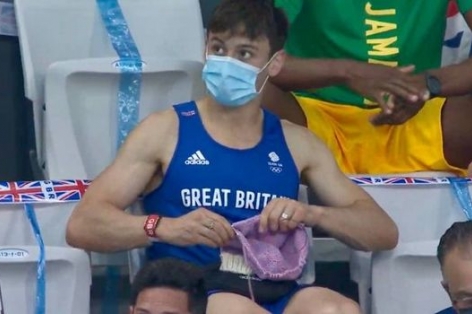 Nam VĐV vô địch Olympic gây sốt khi đan len trên khán đài