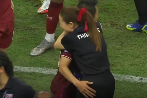 Nữ trưởng đoàn Thái Lan 'ngượng đỏ mặt' vì hành động bất ngờ từ Chanathip