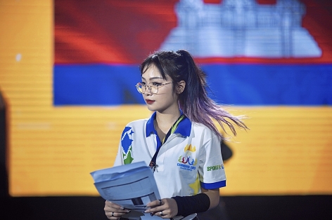 Hot girl Wushu Đặng Tiểu Bình chuyển sang làm trọng tài VALORANT