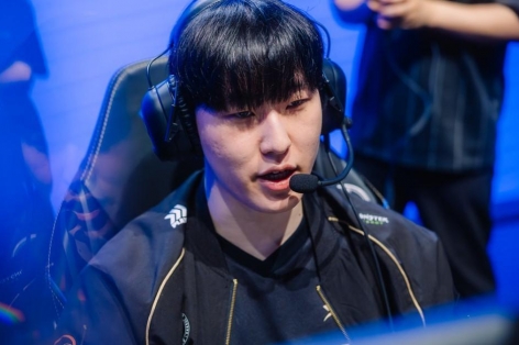 HLE tái ký với Zeka