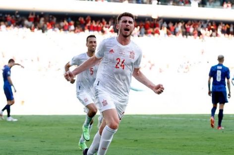 Sao Man City đánh đầu nhân đôi cách biệt Tây Ban Nha