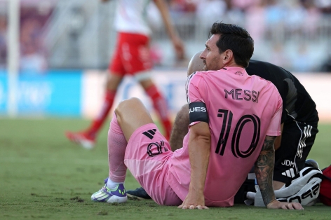 Messi dính chấn thương, lập tức rời sân sau 10 phút